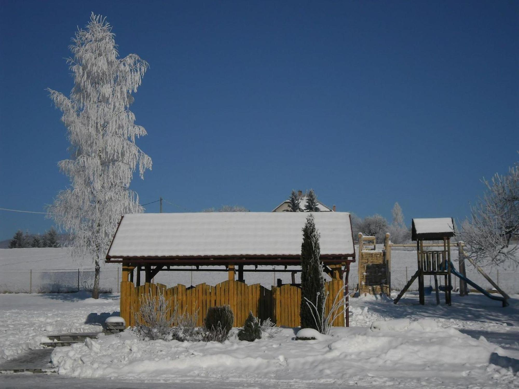 Red Deer Hotel Брезно Екстер'єр фото