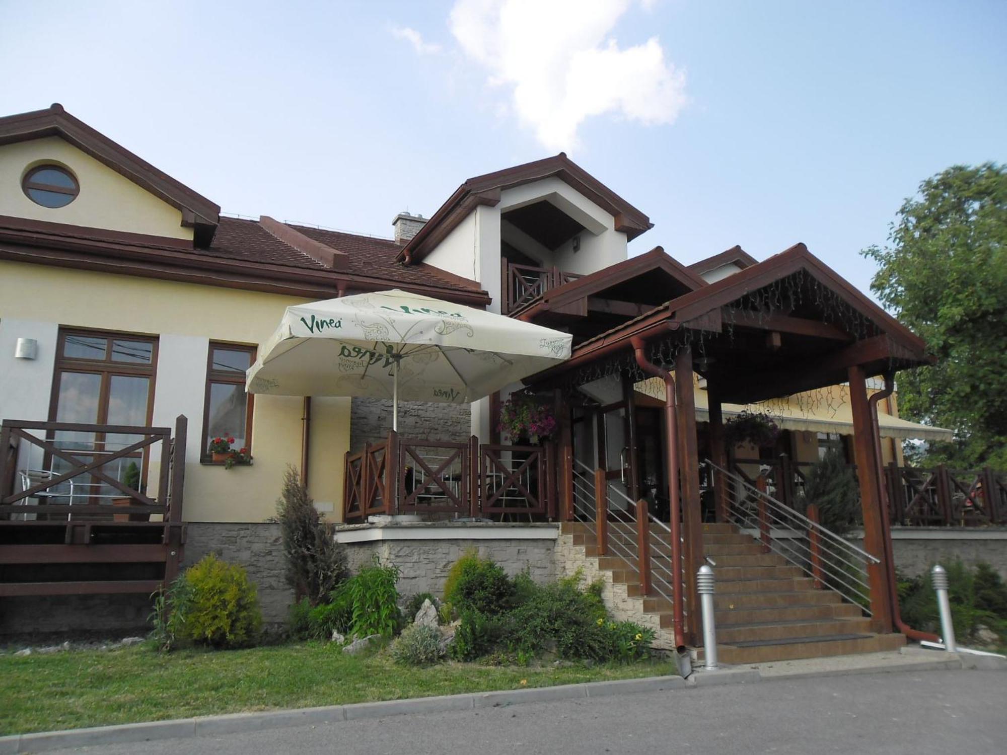 Red Deer Hotel Брезно Екстер'єр фото
